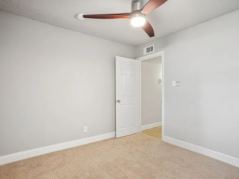 Vantage Point Apartments — Photo 18