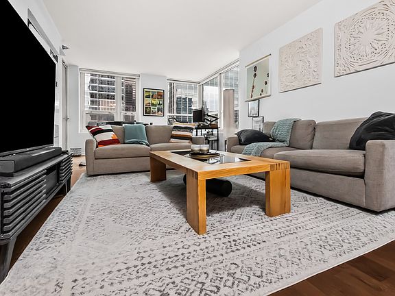 3rd image of 345 N La Salle Dr APT 2405