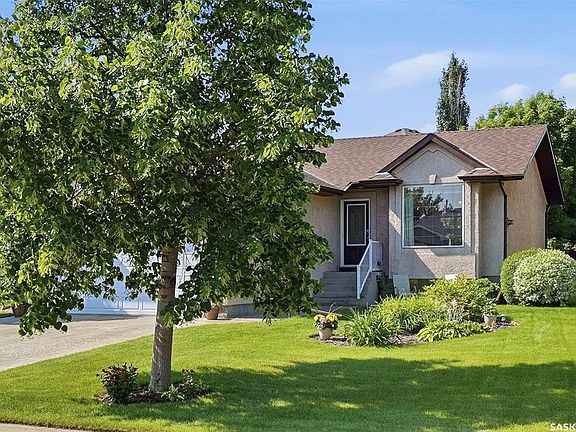 2nd image of 418 Bayfield CRESCENT