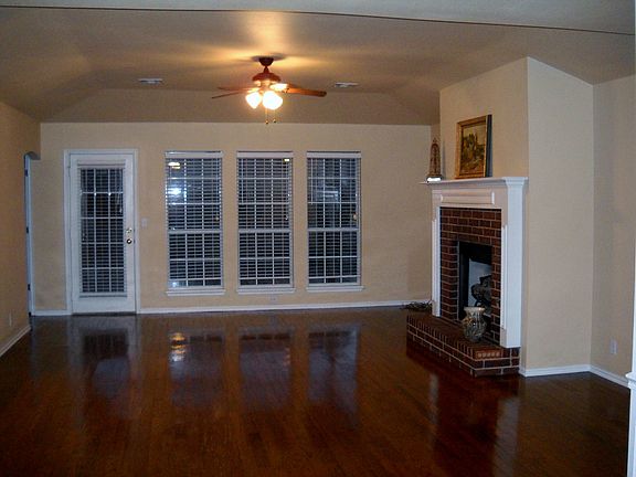 Large family room w/hardwoods