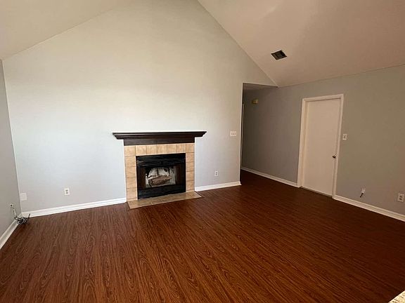 3rd image of 3056 Yorktown Cir