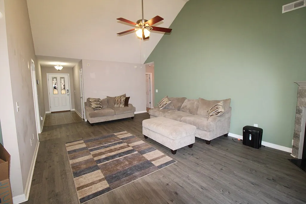 3 bed, 2.0 bath, 1596 sqft, $1,650 — Photo 3