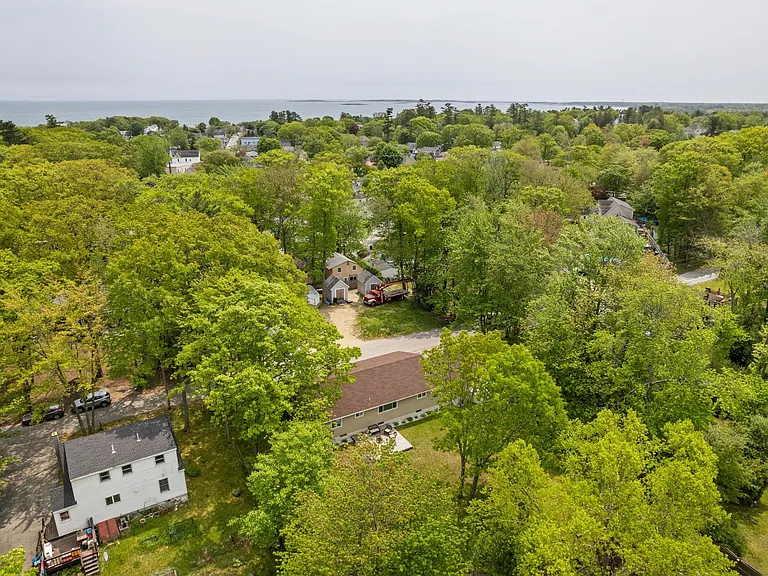Laurene Dr — Photo 38