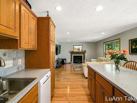 5th image of 1345 Millwood Dr NE
