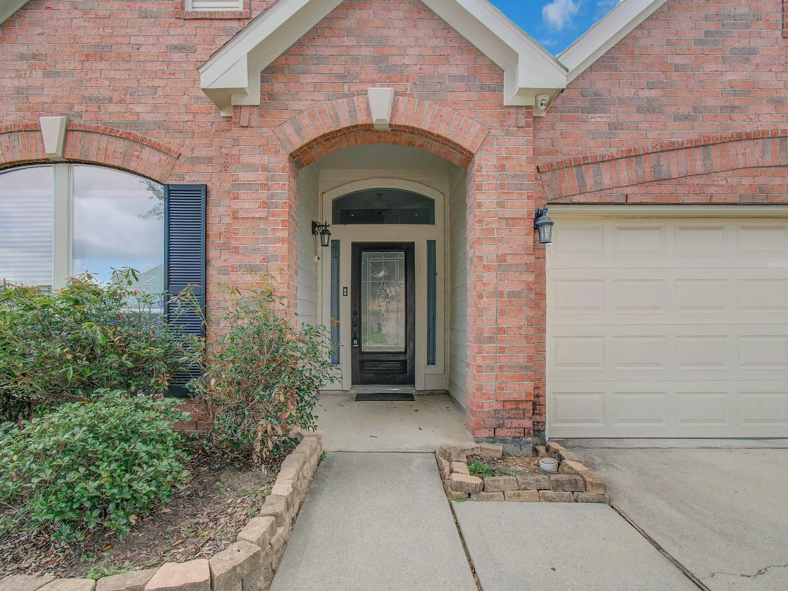 4 bed, 2.0 bath, 1959 sqft, $2,400 — Photo 3
