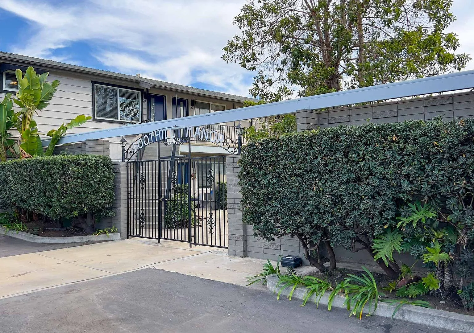 Foothill Manor — Photo 1