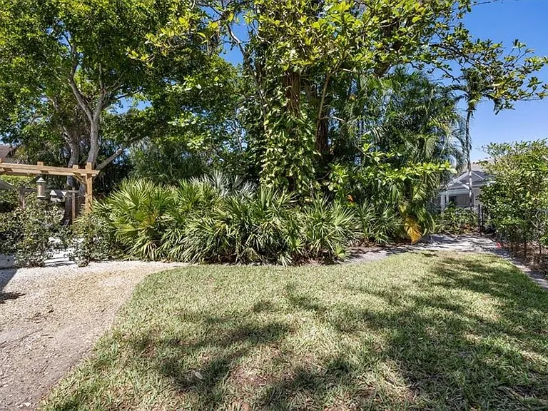 587 Parkwood Ln — Photo 21