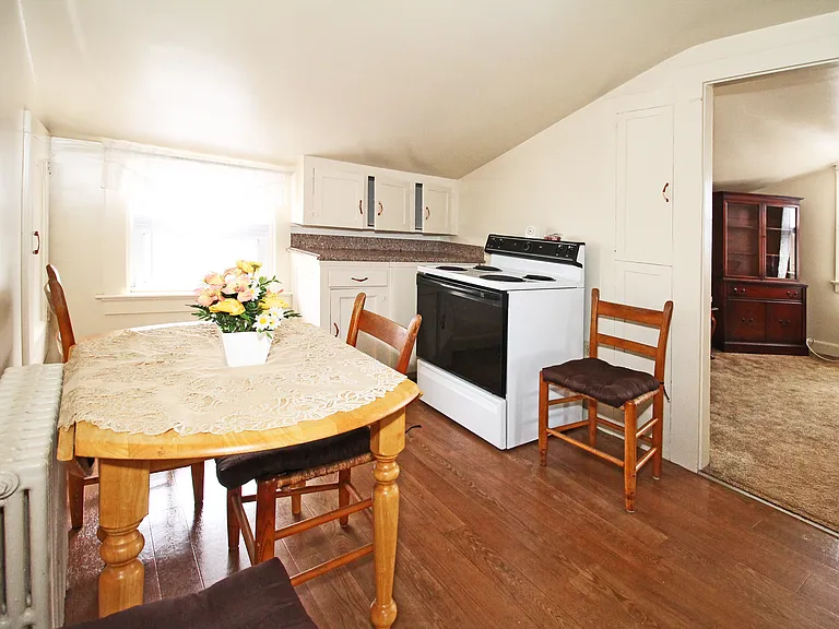 563 Aquidneck Ave — Photo 9