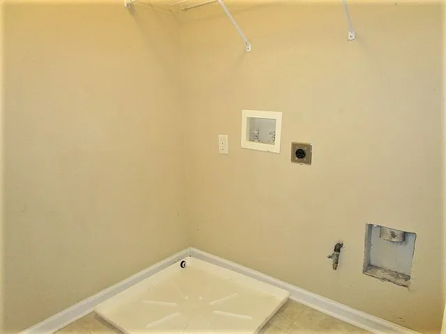 2420 Queensboro Ln — Photo 17