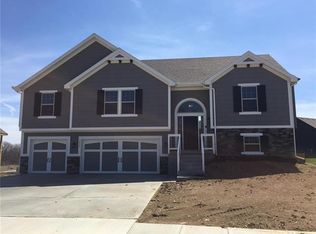 1037 E 14th St, Kearney, MO 64060