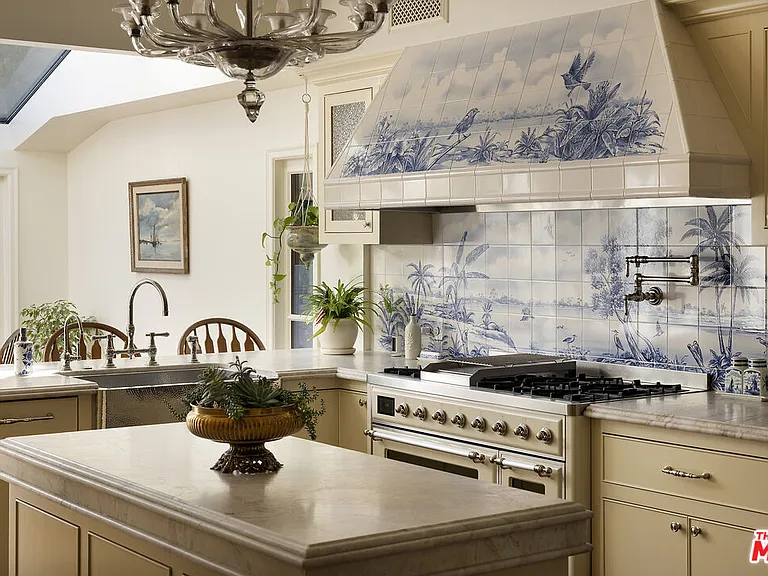 10030 Toluca Lake Ave — Photo 17