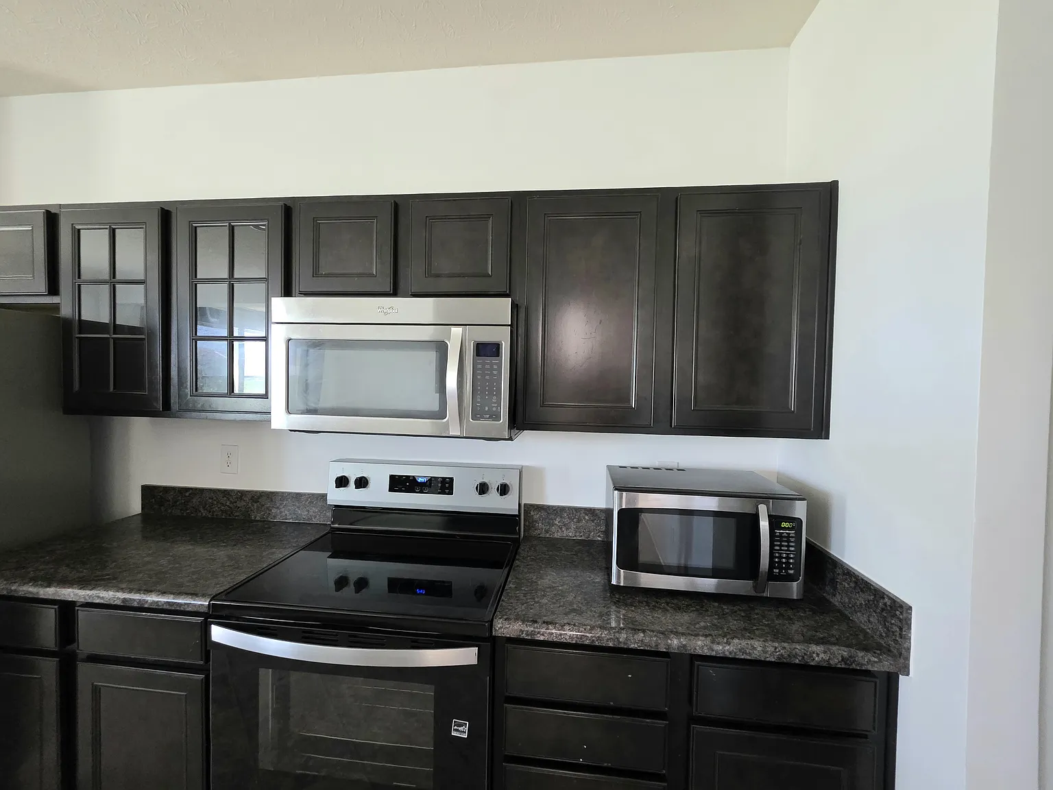 3 bed, 2.5 bath, 2130 sqft, $2,050 — Photo 2