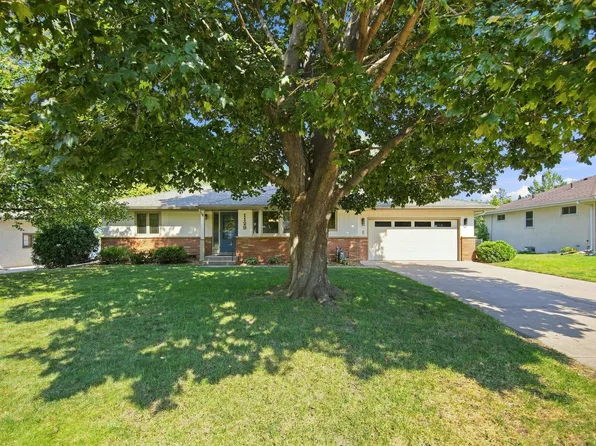 1129 Pike Lake Dr, New Brighton, MN 55112