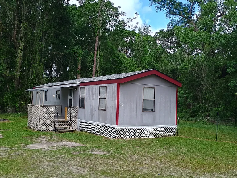 124 SE Laurence Ct — Photo 2