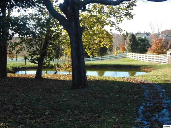 2764 English Hills Dr, Sevierville, TN 37876