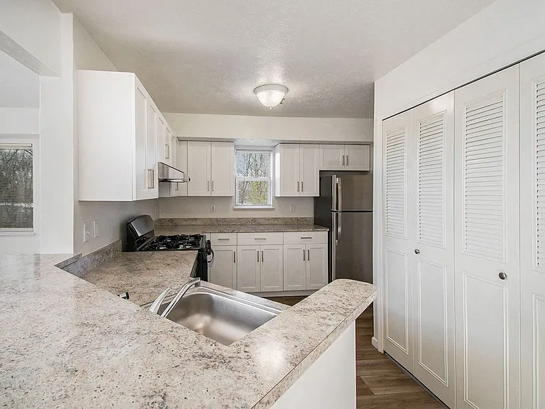 Brentwood Park Apartments — Photo 80