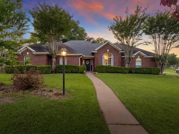 1003 Brown Dr, Wake Village, TX 75501