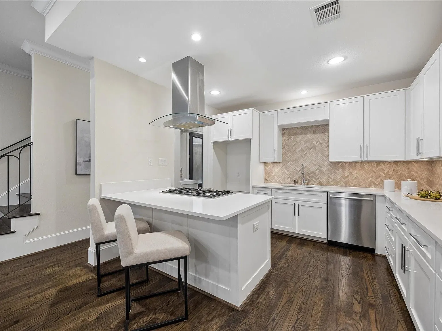 3 bed, 3.5 bath, 3351 sqft, $5,900 — Photo 2
