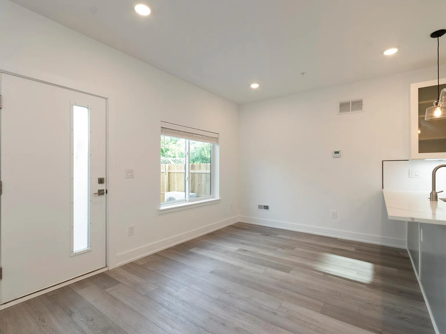 2 bed, 2.5 bath, 1200 sqft, $1,650 — Photo 2
