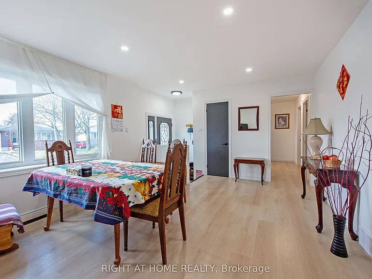 69 Alayne Cres — Photo 9