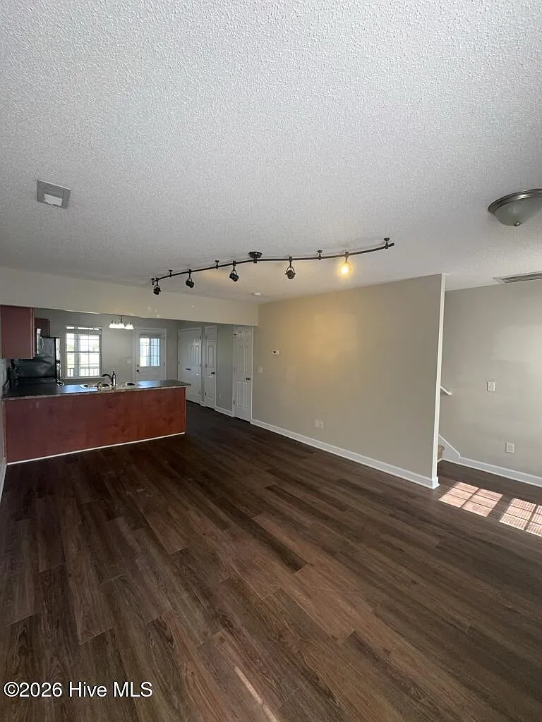 2 bed, 2.5 bath, 1008 sqft, $1,200 — Photo 2