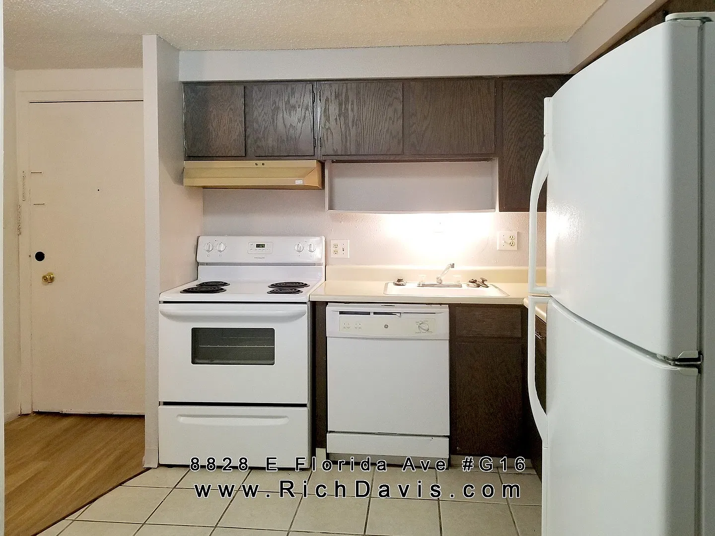 Great location off Leetsdale/Parker and Florida with lots of amenities such as pool, hot tub, clu... — Photo 2