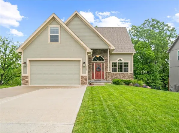 5029 NW Timberline Dr, Riverside, MO 64150