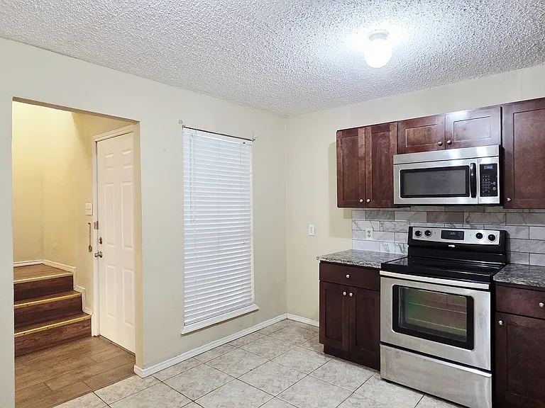 220 Village North Dr — Photo 2