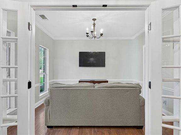 5th image of 202 Kipling Ln
