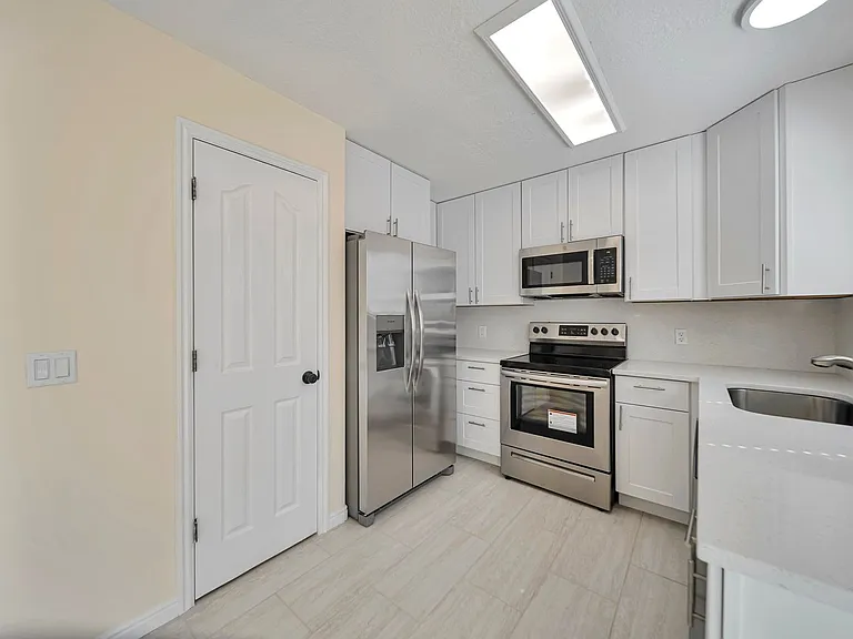 2255 W Red Robin Rd — Photo 4