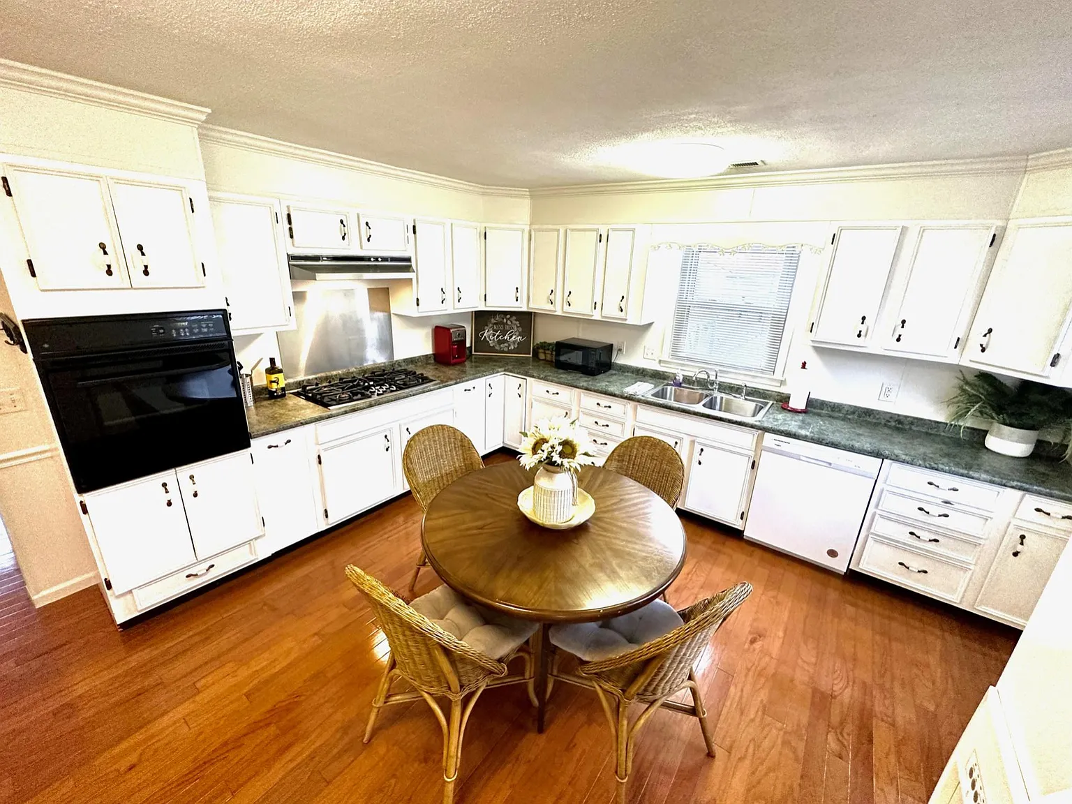 2 bed, 928 sqft, $2,150 — Photo 3