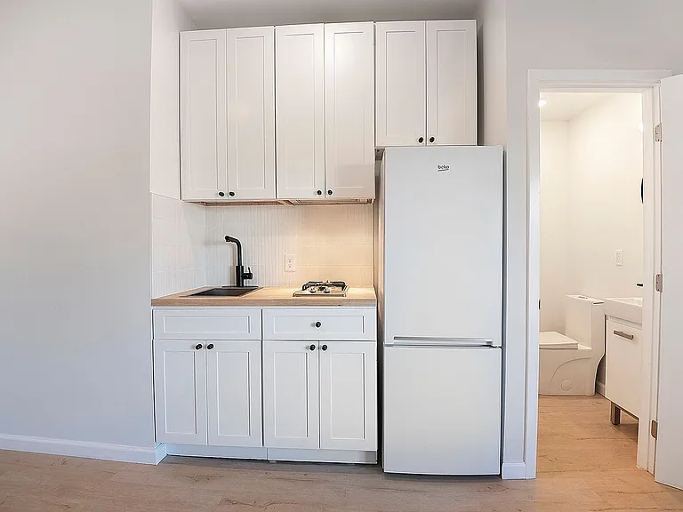 8th Street Studios Near Downtown Los Angeles Move-In Special — Photo 22