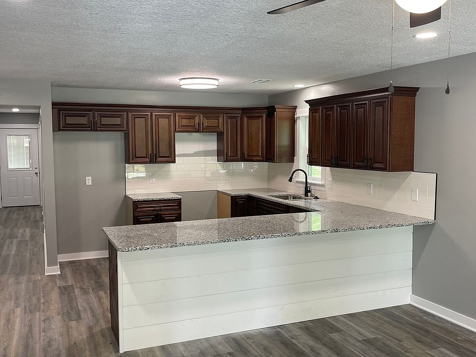 2nd image of 1006 W Chestnut St #1006