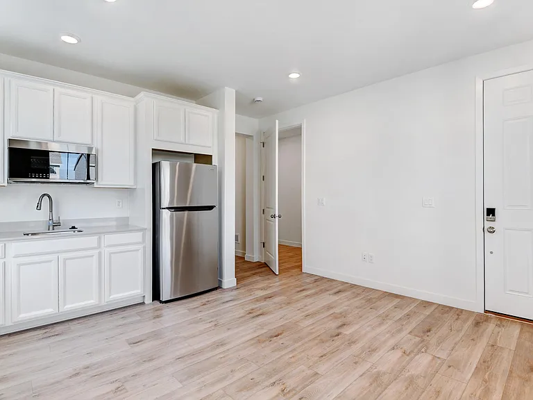 12915 Bay St — Photo 3