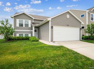 8665 Manistee River Dr, Fowlerville, MI 48836