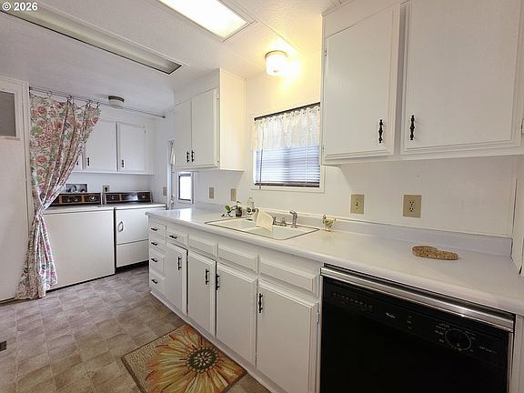 5th image of 13045 SE Stark St Unit 112