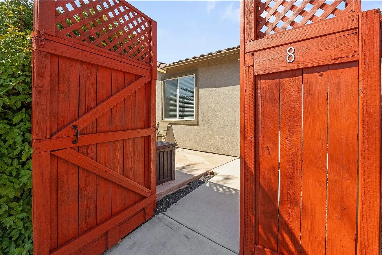 2 bed, 1000 sqft, $2,100 — Photo 2
