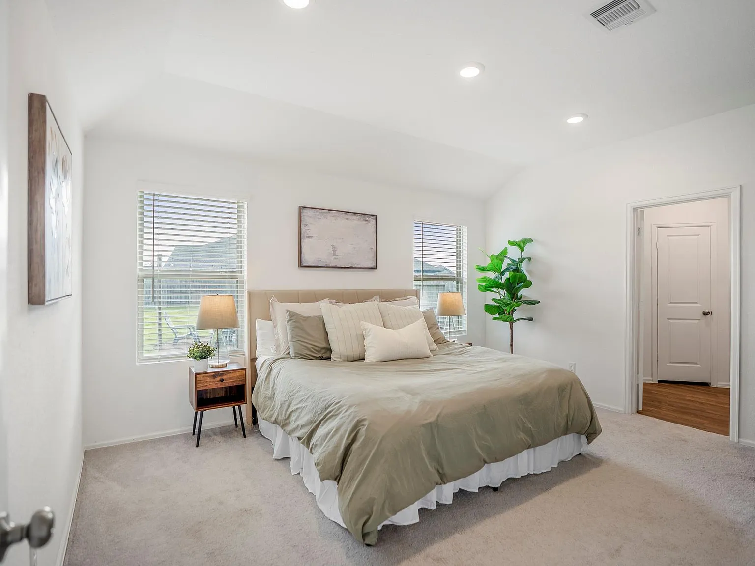 3 bed, 2.0 bath, 1448 sqft, $2,000 — Photo 4
