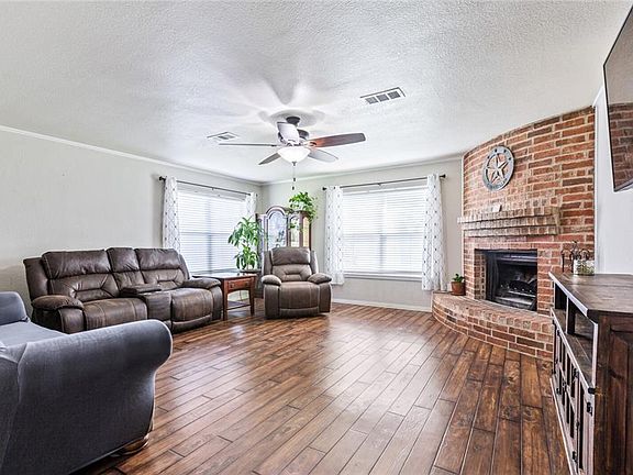 3rd image of 207 Cindy Ann St