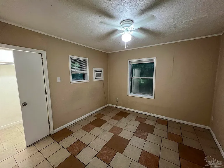 606 Elizabeth St — Photo 5