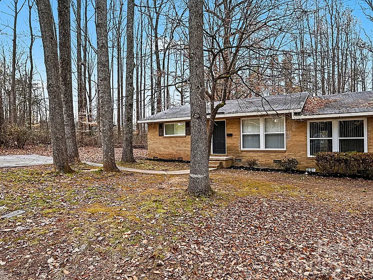 5001 Lakecrest Dr — Photo 2