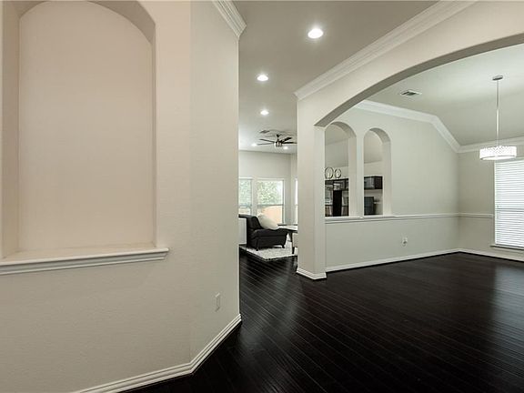 4th image of 935 Park Forest Dr