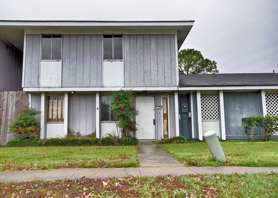 1st image of 109 E Club Dr
