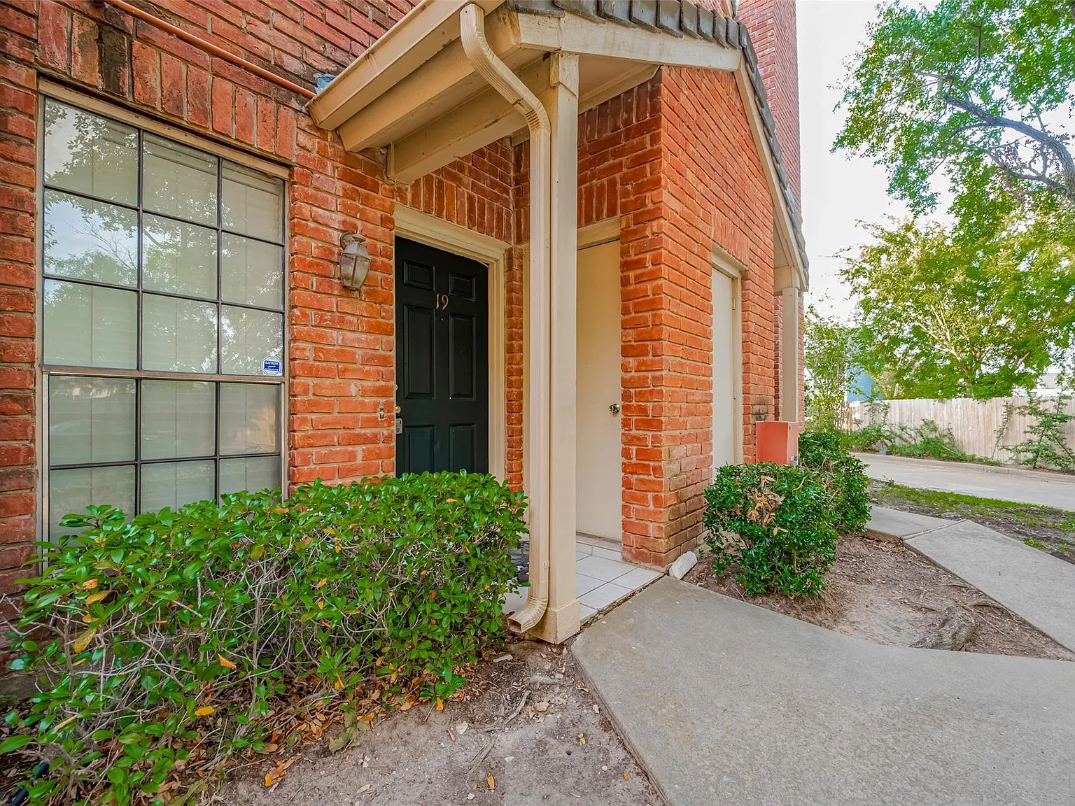 2 bed, 2.5 bath, 1141 sqft, $1,649 — Photo 3