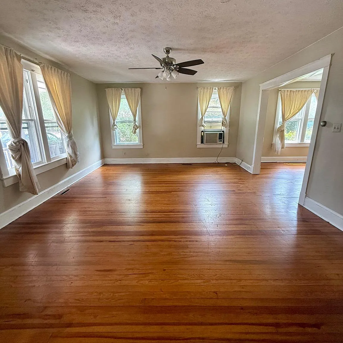 4 bed, 1.5 bath, 1800 sqft, $2,100 — Photo 2
