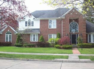 543 N Rosedale Ct, Grosse Pointe Woods, MI 48236