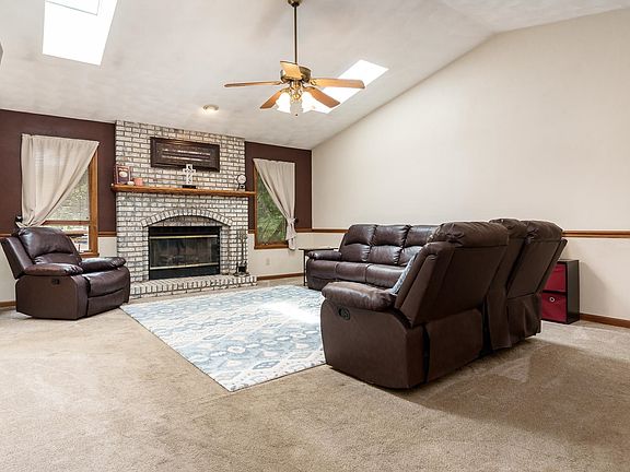 4th image of 127 Pinecroft Ln