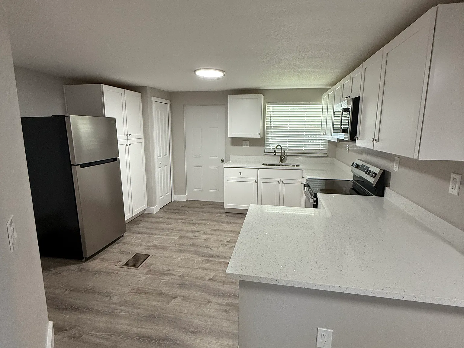 527 Lazy Lake Dr W — Photo 2