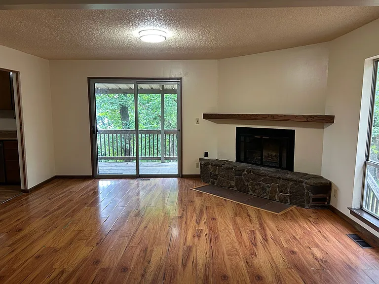 21090 Greycliff Rd — Photo 7