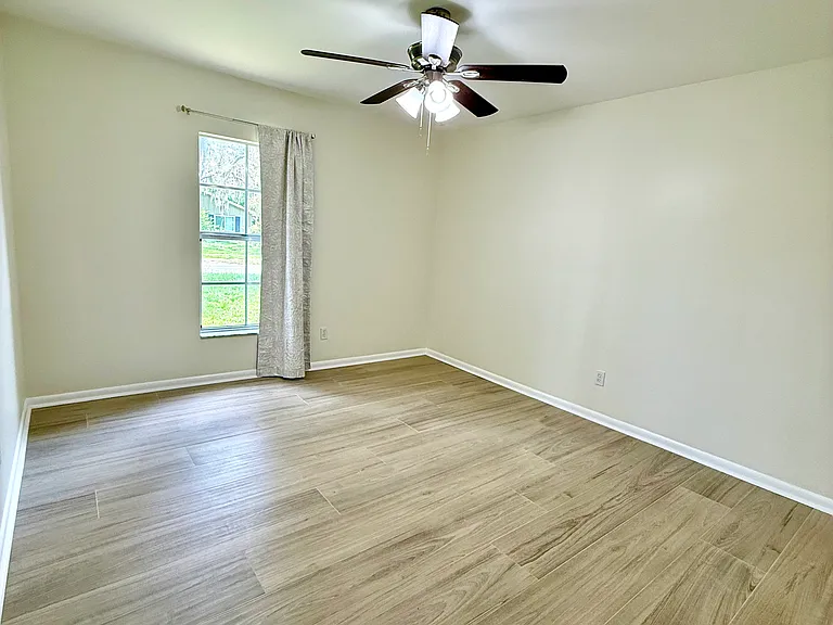 512 Oakhurst St — Photo 11